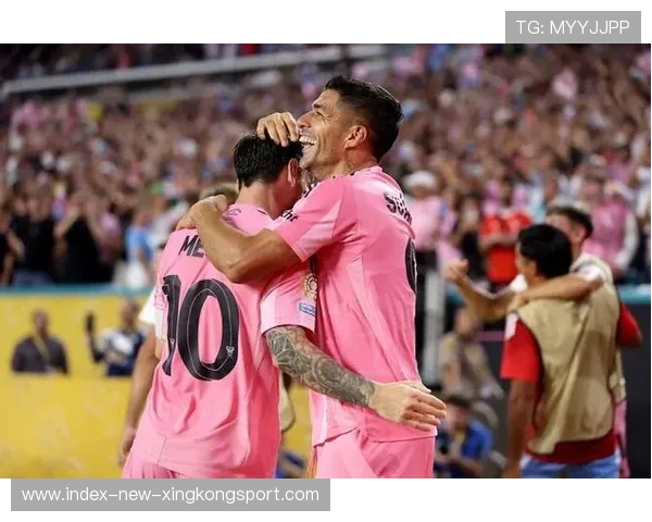 梅西与苏亚雷斯泳池合照像退休大叔