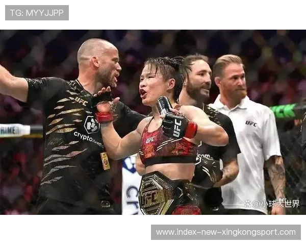 UFC 两人同时被击中倒地 UFC 两人同时被击中倒地