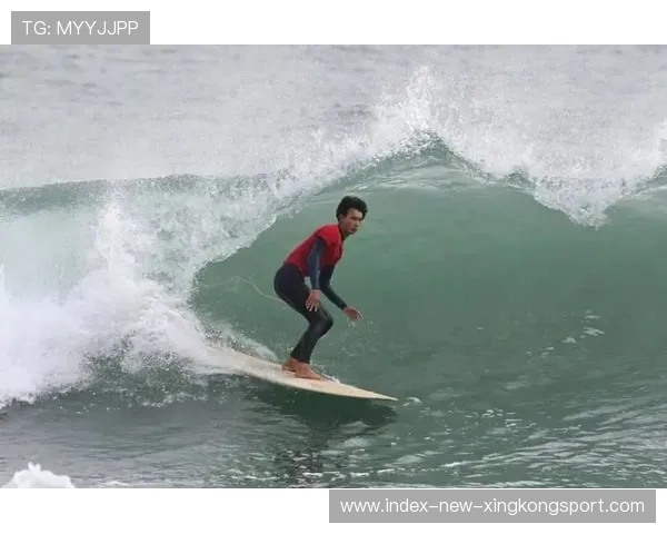 冲浪冠军赛前冥想画面被网友做成梗图