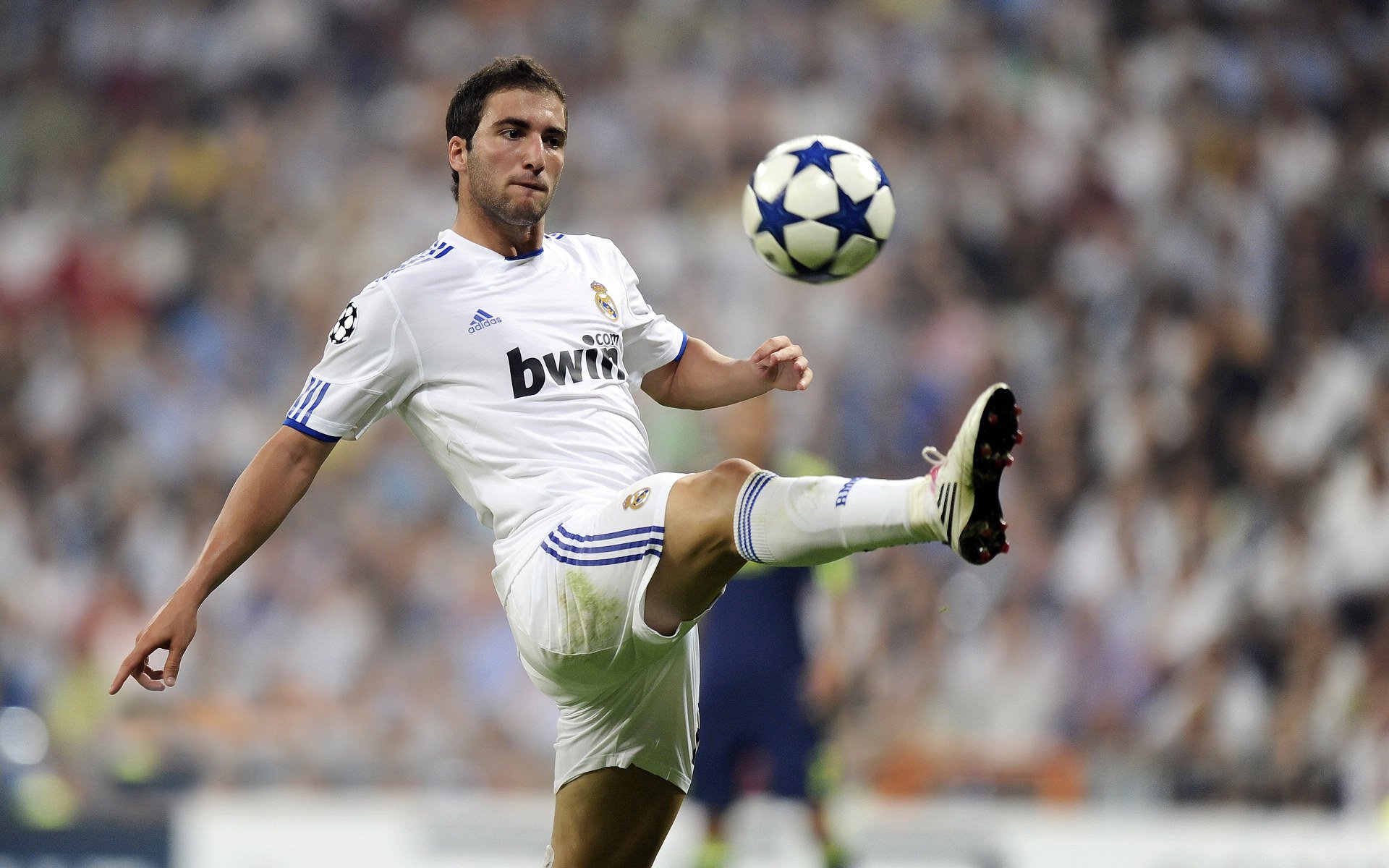 大漠星空超长距离跑 夜跑者依靠星光与头灯前行